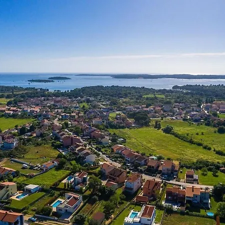 Celi Comfortable Vila Pula