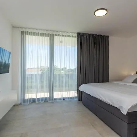 Celi Comfortable Vila Pula